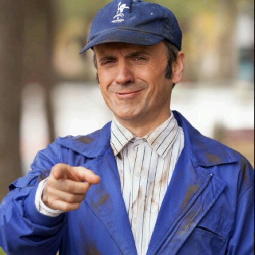 (Parodia) Soy berengario el tractorista me rio de las desgracias ajenas que te ponen una multa alli estoy yo para reirme de ti jajaja con mi palillito de pueblo