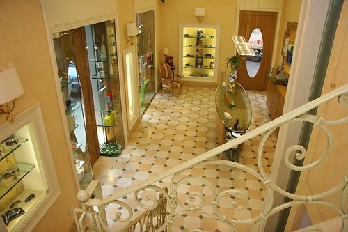 Il giusto connubio tra eleganza e praticità, l'esperienza al servizio della clientela, da oltre 30 anni nel mercato del fascino e delle esigenze rispondono ad u