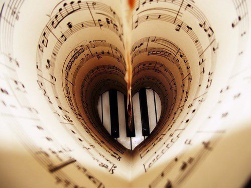 Me gusta tocar el piano, cantar, hacer ejercicio, comer sano, sentirme bien, ser feliz y amar. Y ahora quiero viajar!!!