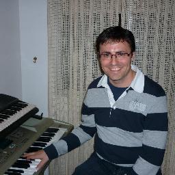 Soy profesor, músico y compositor, dibujante y escritor. Aficiones: soy muy polifacético, me encanta el deporte, imitar personajes y hacer manualidades.