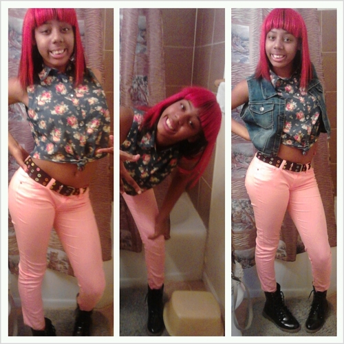 #Team I Follow Back #TeamRUDE ! #TeamCapicorn ! Follow My T H U G G I N ! Do Wats RIGHT Make My Follow Button Blue ♡ !