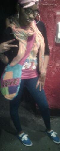 love begin me nva tried to b aniione else different,spontaneous,weird,goofii&loving;);) that's all me hunnii bunches;);)