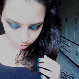 Sou música e ouvinte. Sou leitora e escritora. Sou uma antítese. Sou um verbo. Sou um substantivo com vários adjetivos. Não sou um idioma. Eu sou humana!