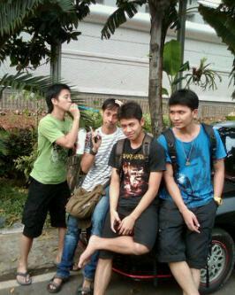 a weird person who likes to dance, a weird person who likes to sing, a weird person who likes to act, and a weird person who likes ur smile :)