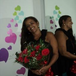 Ser feliz é tudo o que importa...de bem com a vida sempre....tocando a marcha e seguindo em frente....ja dizia o poeta!