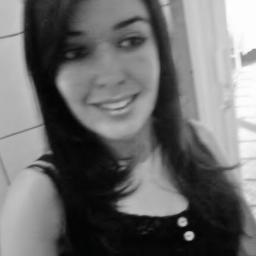 Sou capricorniana, divertida, alegre, palmeirense, chata, amiga e perfeccionista