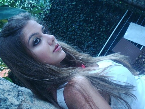 aii sou modelo pretendo um dia ser famosaa faço fotos para sites fake para um dia realizar esse meu sonho... me sigão lindos bjãão s2*
