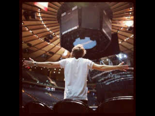 Hello :D I'm 1/5 of One Direction..And if you follow, thank you..I Love You .xx