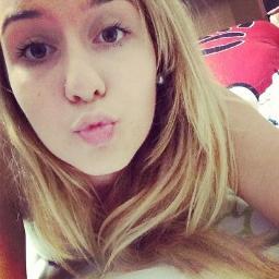 Ariana, 16 anos, olhos verdes, ciumenta, chata, complicada, ansiosa, boba, apaixonada !