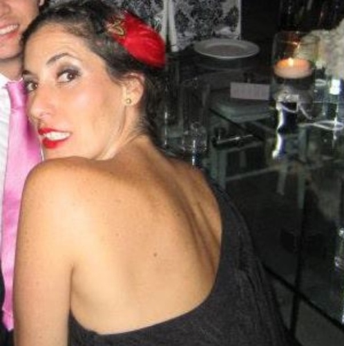 Buscadora de respuestas y amante del amor.. Soy actriz bajo la piel y sobre ella... Busco, busco y disfruto. La vida es fácil...