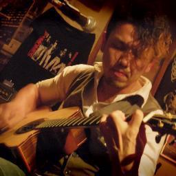 会社員の傍らギターを弾いています。
アコギでソロギター、エレキではHR/HMを好んで弾きます。
TOMY EMMANUELを崇拝。
