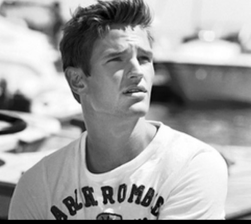 chris_m_andless's profile picture. Je follow back et je repond aux mentions et aux DM ;) 
Profitez de la jeunesse parce que nos plus belles conneries deviendront nos plus beaux souvenirs !