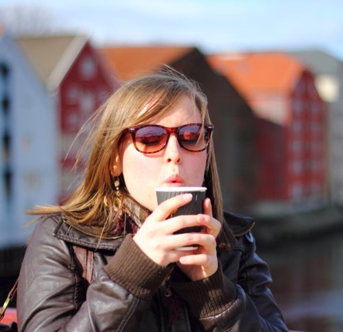 Medieviter og kommunikasjonsrådgiver. Er språkentusiast, men liker også å løpe, strikke og kokkelere.