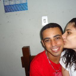Namorando e muito feliz