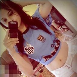 Porque ela é impossível, Que novinha terrível ♪
Pra romance é Off, Pra balada é Disponível ♪ ((: