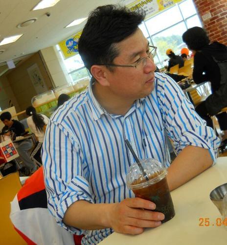 hyunhojeon's profile picture. 멈추지 않고 때를 기다리는 꽃처럼......