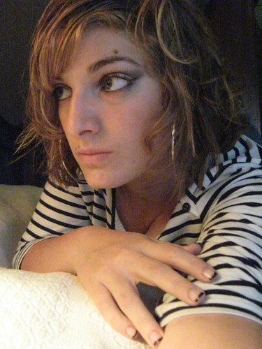 LoliJ1's profile picture. Jeune femme passionnée par l'équitation,le voyage, la mode,les livres et la musique.Je pense qu'il faut vivre sa vie à fond et y mettre un petit grain de folie.