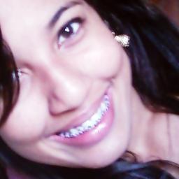 Ela está mudada. Pensativa. Grossa. Calada. Fria. Ignorante. Quieta. Desconfia de tudo... Mas no fundo quem conhece sabe;)
