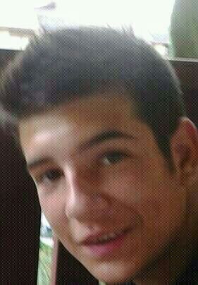 soy un tio no muy listo jaja muy bago y estoy enamoradito jajaj:p