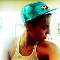 Holý poh (: Me llamo Vicky Mi idola mi adoracion es Mileeeey Sigueme :3 Hello:3  My name is Vicky I Love to much miley*-* My idol