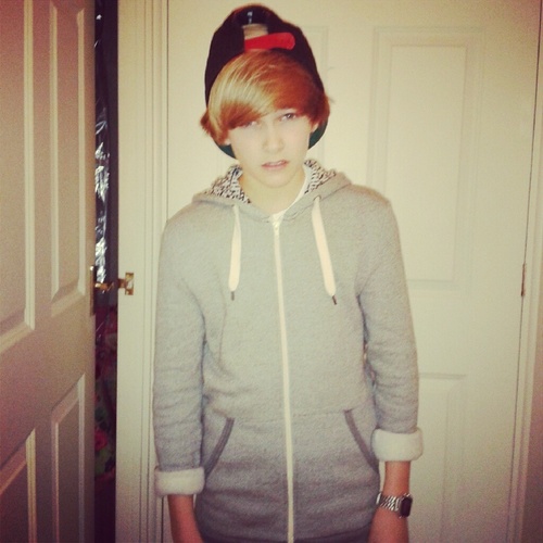 I live in Essex i'm 15, you see that blue button yeah i'd tap that!.
