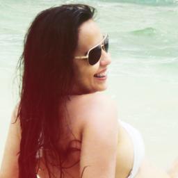 Numa moldura clara e simples sou aquilo que se vê! (L.H.)