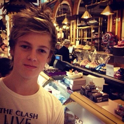 Chocolate_False's profile picture. Starbucks and tacos basically. South-African youtuber. ||FL||Single||Bi||