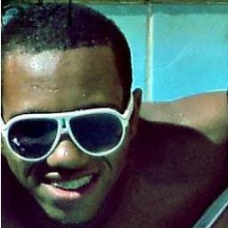 Apenas um mlk feliz com ao lado da familia e dos amigos...Aki é mulekagem sempre parceiro...
 http://t.co/WQKxsMTc8T