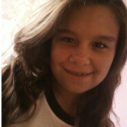 Eu erro. Perco a paciência e me estresso facilmente. Choro por besteira e dou risada do nada. Essa sou eu :D