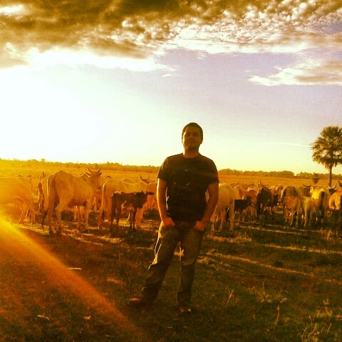 Ingeniero Ambiental, Paraguayo, me gustan las mascotas (los perros), amante de la buena musica,Olimpista, aguente tb el rayadito