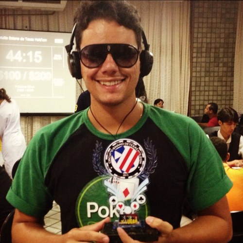 Sou ator, diretor, humorista, professor, engenheiro, locutor, cantor... Faço coisa pacas, inclusive falar merda!