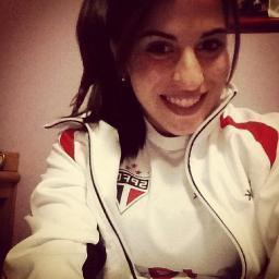 Formada em Veterinária,Jogadora do Futebol Femenino uma menina que luta por que quer Carioca e sou mt apaixonada por minha familia Torcedora Fanática pelo SPFC