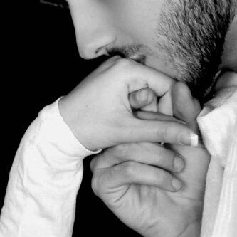‏
لست أفلاطونية آلفلسفةَ و لآ قيسية آلَهوىَ و لآ نزآرية آلحرف و لكني . . أُنثىَ نبضُهآ حكَآيةَ