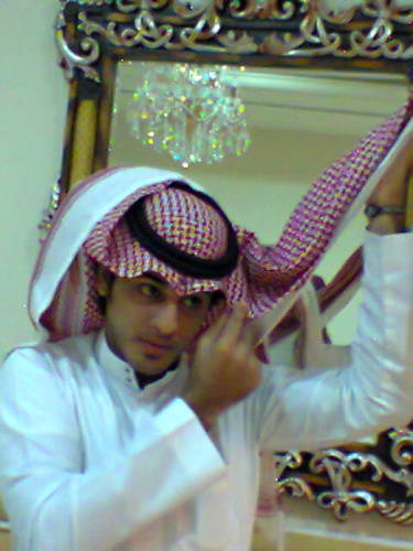 أحمل مايكفيني من الثقه بداخلي لاحدود لفهـآوتي ، طموحاتي عاليه ولكن يخدشها الكسـل ...