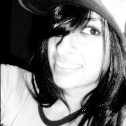 Uma garota feliz, que ama rock acima de tudo e todos, baixinha, sonhadora...adora correr riscos.. saber mais...  siga , e tire suas proprias conclusoes ^^