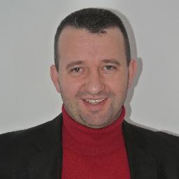 Según mis hijos, el mejor padre del mundo ;) Según yo un geógrafo con vocación de cambiar el mundo...