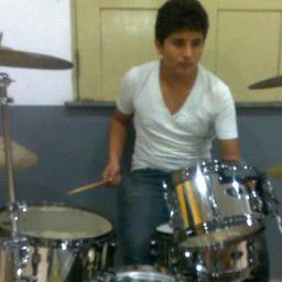 - legal , -divertido , -ciumento pra caramba , -sirvo ao Deus vivo , -músico ( baterista )  , -corinthiano , -amo músicas e amo a minha familia 
! :) :)