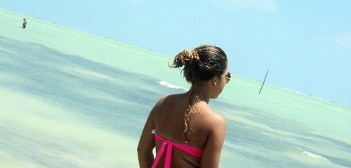 ~ aqela qeê griita,
aqela qeê sente saudades,
aqela qeê vive sorrindo,
aqela qeê msm errando tenta aprender.