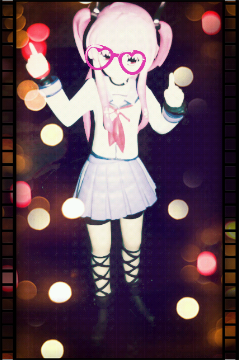 Art student who has a secret identity as a cosplaying gleek.
