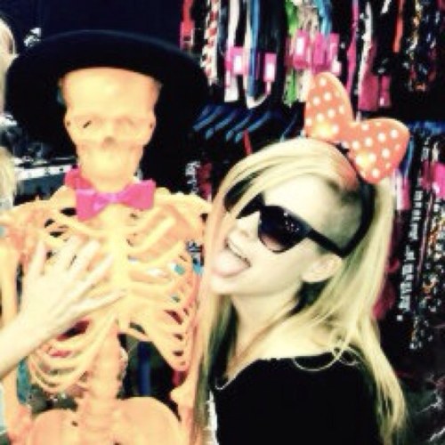Avril Lavigne is the reason why i smile. Amo a Avril Lavigne & a Bruno Mars.! :3' Deja Tu lo guapa Soy Little Black Star *---* Enamorate C: ♥♥