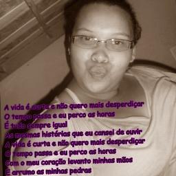 Apenas uma pequena menina com sonhos de uma grande mulher. 
vivendo num mundo surreal e estressante, tentando apenas ser feliz!