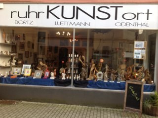 Der ruhrKUNSTort ist ein Atelier und Ausstellungsraum in Duisburg Ruhrort. Einmal monatlich bieten wir Künstlern die Möglichkeit, ihre Werke auszustellen.