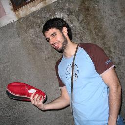 Marinero de tierra, escribidor de historias y futbolista frustrado. Lo bueno que soy guapo.