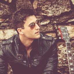 Cantor e compositor.