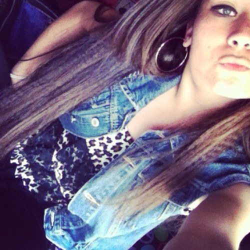 - pink - txting 24/7 - shy - dumb - stupid - ratchet3 -music is everything - dancing is my life - smiling is my thanggg -ha haters? Fuck u;)