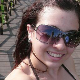 Tierna, amiguera, me ecanta leer y hacer sonreír. Muy enamorada de mi novio ;)