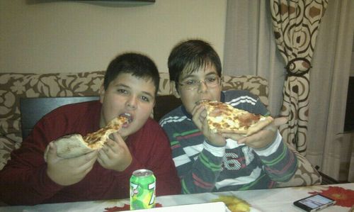 estudiando.                     ......si los cojones
