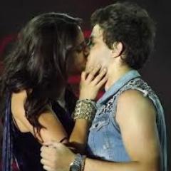 Meras palavras não resumem o amor que eu sinto por você @ChayLeao ♥ É um amor que não tem tamanho, que não tem limite, que não tem fronteiras, etc... Te amo!!♥
