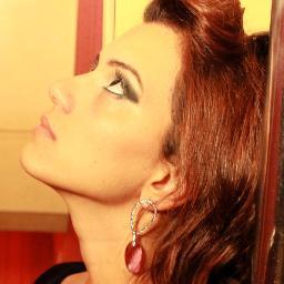 Mulher de beleza tão singular, intensa, misteriosa, sorriso fácil, ácida, doce, amarga, ousada, faro aguçado, taurina, Relações Públicas, Cozinheira, Artesã,mãe