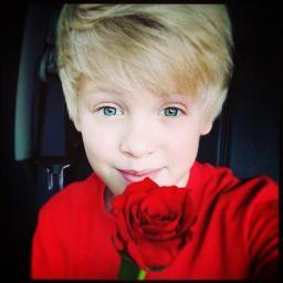 hi im pink.. i eat when i'm bored @CarsonLueders fan and @JacksonLueders fan
follow me if you want but i need more followers so LUEDIZERS follow me:) #LoveGod